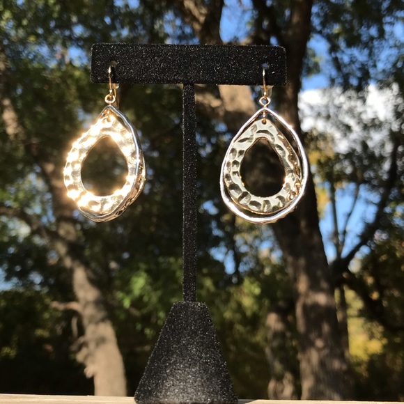 Magnolia Grace Gold loop earrings - Picture 2 of 3